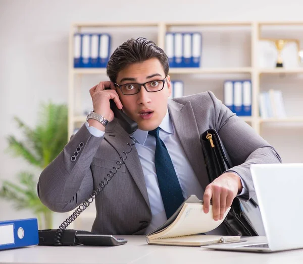Obchodník zaměstnanec mluví po telefonu v kanceláři — Stock fotografie