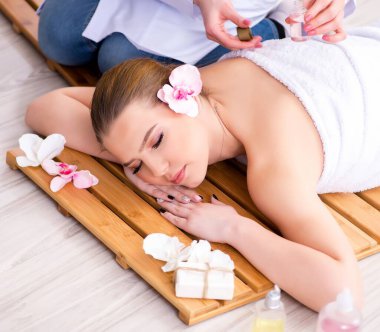 Salondaki spa prosedürü sırasında genç bir kadın.