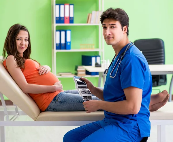 Έγκυος γυναίκα που επισκέπτεται τον άνδρα γυναικολόγο στην κλινική — Φωτογραφία Αρχείου
