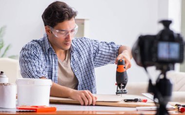 diy blog yazarı kadın işçiliği hobisinin videosunu kaydediyor