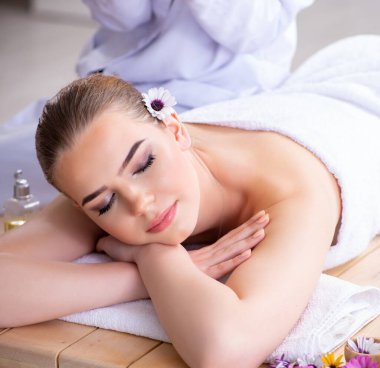 Kaplıcadaki masaj sırasında kadın