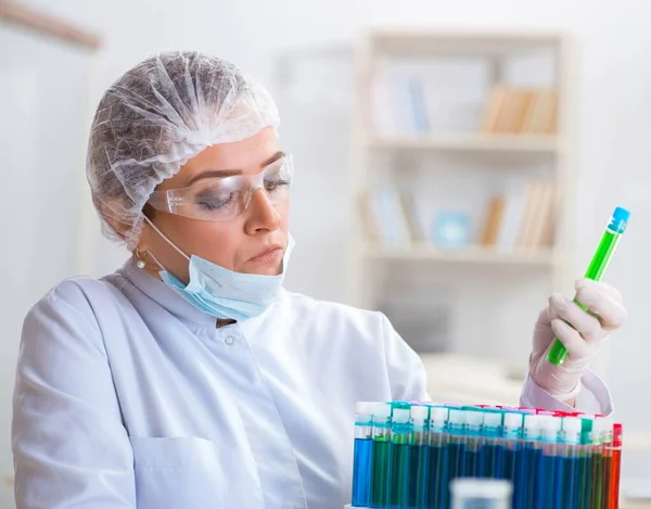 Vrouw chemicus werkt in ziekenhuis kliniek lab — Stockfoto