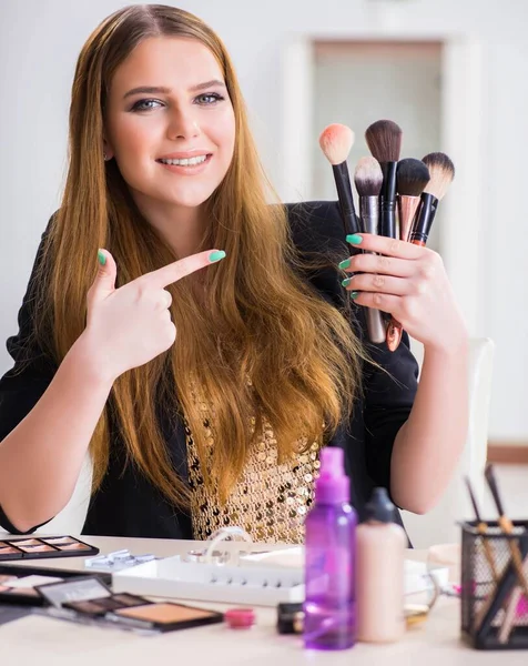 Młoda kobieta stosująca makijaż przygotowująca się do imprezy — Zdjęcie stockowe