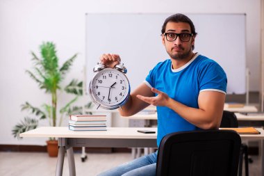 Zaman yönetimi konseptinde genç bir erkek öğrenci