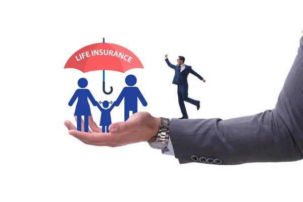 Conceito de seguro de vida com família sob guarda-chuva — Fotografia de Stock