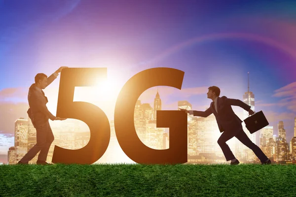 Conceito de rede de comunicação 5G com silhuetas — Fotografia de Stock