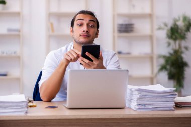 Genç işadamı ofisteki aşırı işten memnun değil.