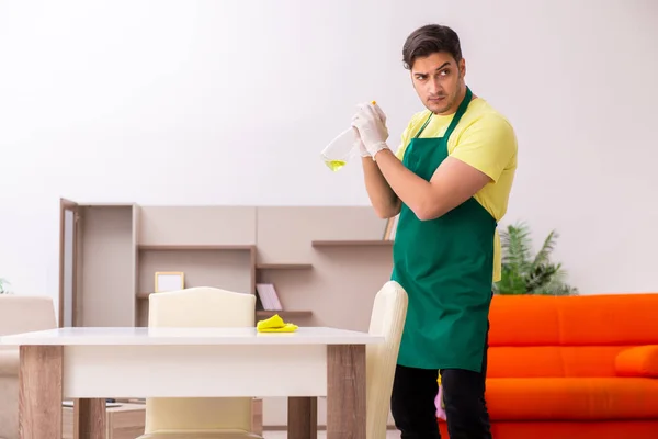 Jonge mannelijke aannemer schoonmaken van het huis binnen — Stockfoto