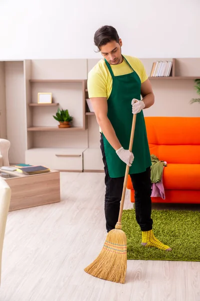 Fiatal férfi vállalkozó takarítja a házat beltérben — Stock Fotó
