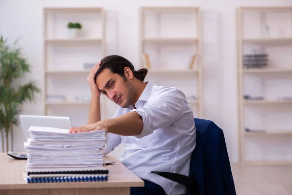 Empleado joven empresario descontento con el trabajo excesivo en la oficina —  Fotos de Stock