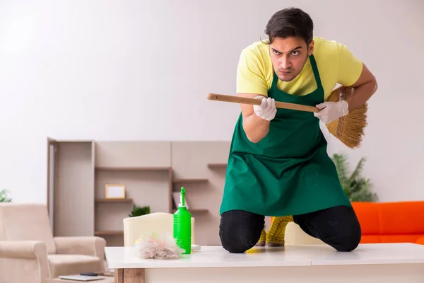 Jonge mannelijke aannemer schoonmaken van het huis binnen — Stockfoto