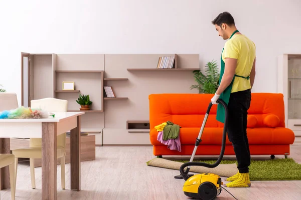 Jonge mannelijke aannemer schoonmaken van het huis binnen — Stockfoto