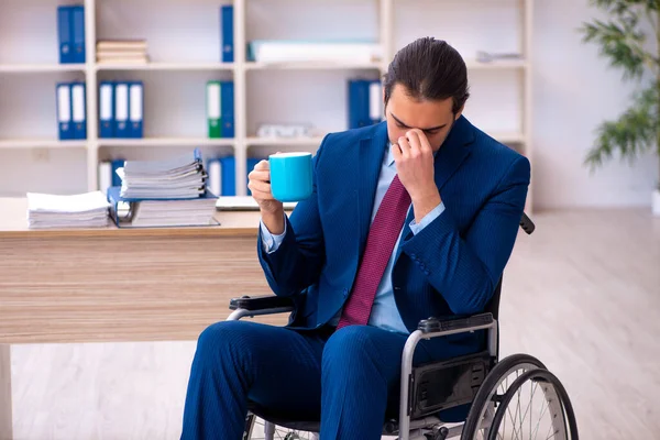 Jovem trabalhador deficiente que trabalha no escritório — Fotografia de Stock