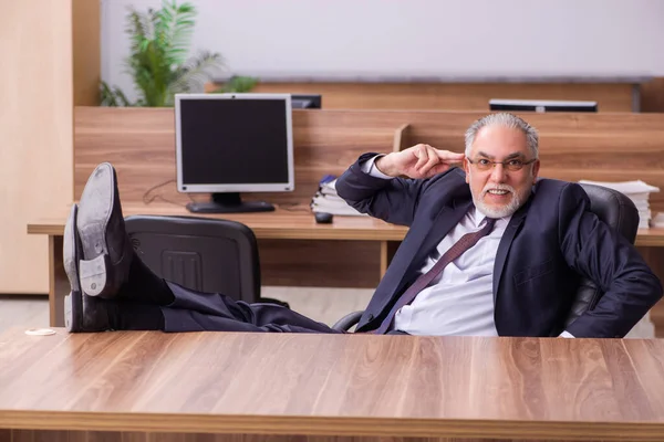 Gammal affärsman anställd sitter på kontoret — Stockfoto