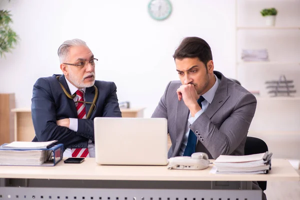 Oude mannelijke baas houdt slang in zijn nek — Stockfoto