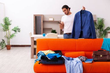 Genç öğrenci eve gitmek için hazırlanıyor.