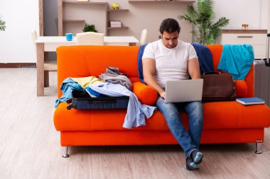 Genç öğrenci eve gitmek için hazırlanıyor.