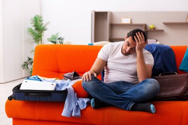 Genç öğrenci eve gitmek için hazırlanıyor.