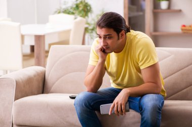 Salgın sırasında evde sıkıcı genç bir erkek öğrenci.