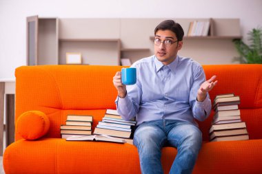 Evde sınava hazırlanan genç bir erkek öğrenci.