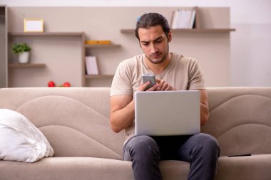 Evde çalışan genç bir erkek serbest yazar.