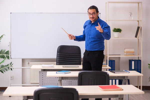 Junger männlicher Lehrer vor Whiteboard — Stockfoto