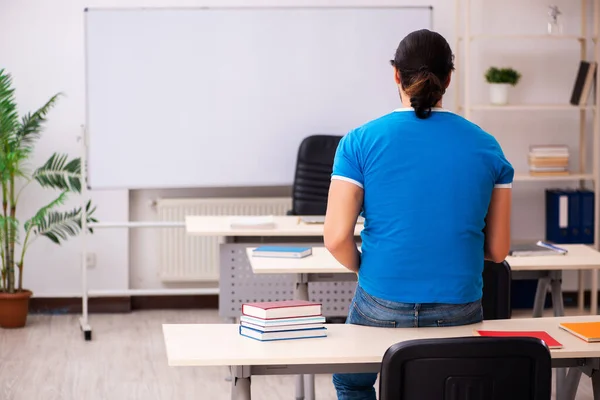 Jonge mannelijke student in de klas — Stockfoto