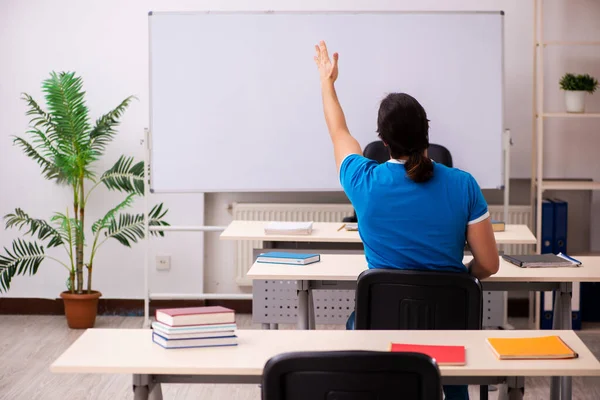 Jonge mannelijke student in de klas — Stockfoto