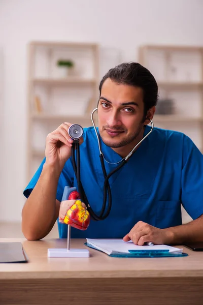 Jonge mannelijke cardioloog werkzaam in de kliniek — Stockfoto