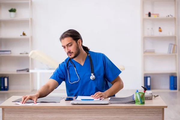 Mladý mužský lékař pracující na klinice — Stock fotografie
