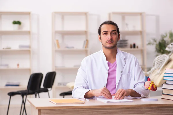 Sınıfta oturan genç erkek doktor kardiyolog. — Stok fotoğraf