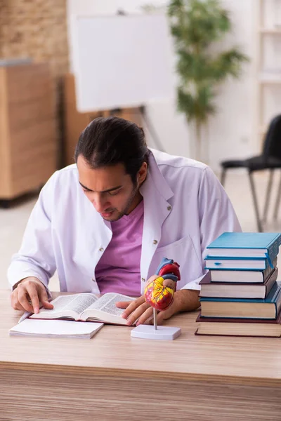 Junge männliche Doktorandin Kardiologe sitzt im Hörsaal — Stockfoto