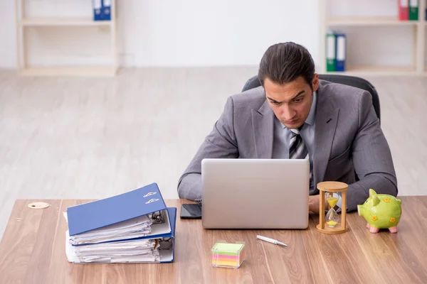 Junge männliche Mitarbeiter im Rentenkonzept am Arbeitsplatz — Stockfoto