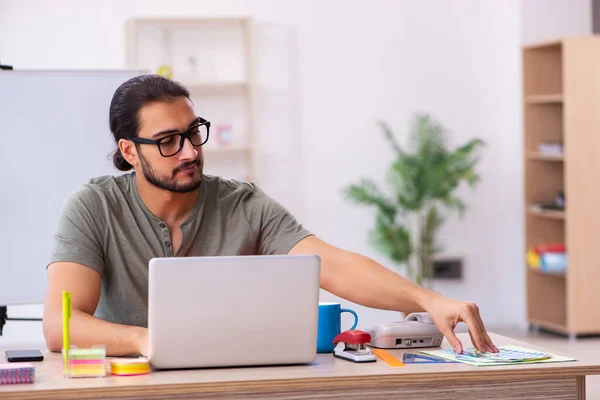 Jovem designer do sexo masculino trabalhando no escritório — Fotografia de Stock