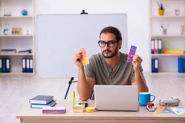 Joven diseñador masculino trabajando en la oficina —  Fotos de Stock