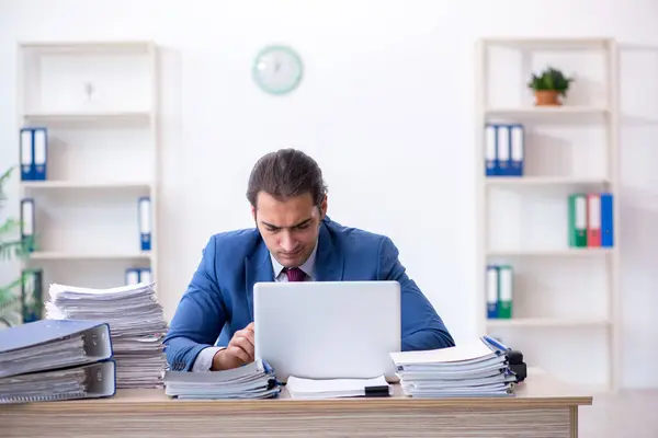 Junge männliche Angestellte unzufrieden mit exzessiver Arbeit im Büro — Stockfoto