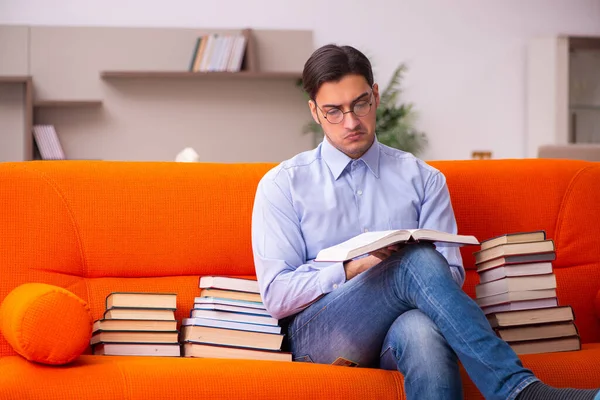 Jeune étudiant masculin se préparant aux examens à la maison — Photo