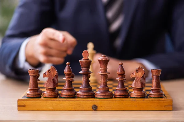 Jeune employé masculin jouant aux échecs sur le lieu de travail — Photo