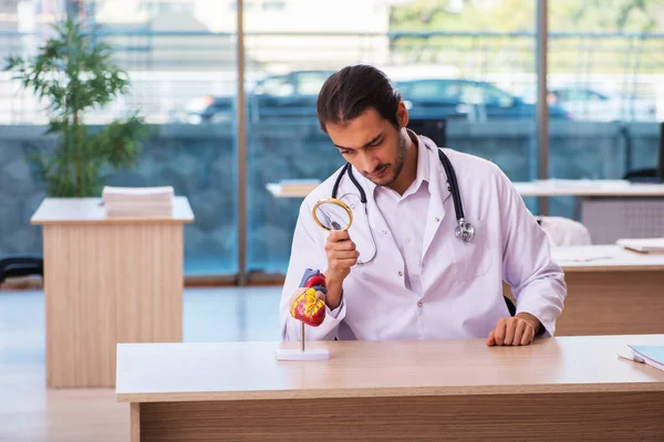 Klinikte çalışan genç bir erkek kardiyolog. — Stok fotoğraf