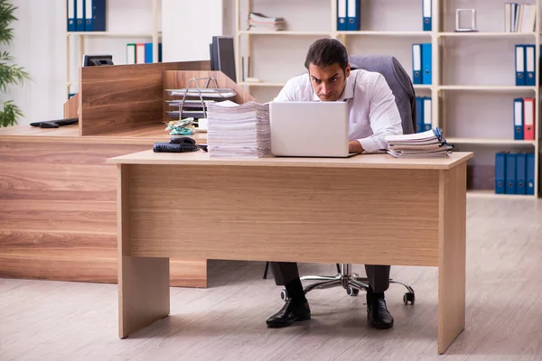 Junge männliche Mitarbeiter extrem müde von exzessiver Arbeit — Stockfoto