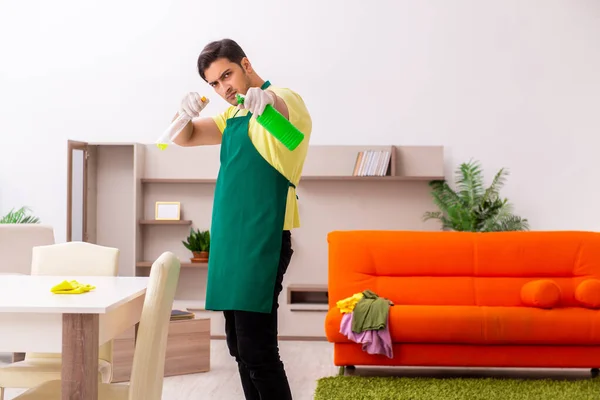 Jonge mannelijke aannemer schoonmaken van het huis binnen — Stockfoto