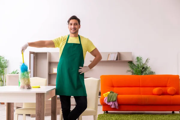 Jonge mannelijke aannemer schoonmaken van het huis binnen — Stockfoto