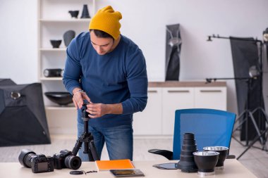 Stüdyoda çalışan genç bir fotoğrafçı.