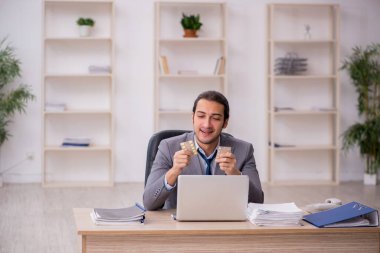 Ofiste çalışan hasta genç bir erkek.