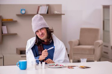 Genç adam evde acı çekiyor.