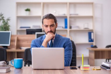 Ofiste çalışan genç bir erkek.