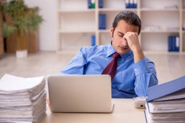 Genç bir erkek işçi aşırı işten memnun değil.