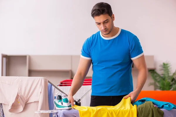 Молодой человек муж гладит дома — стоковое фото