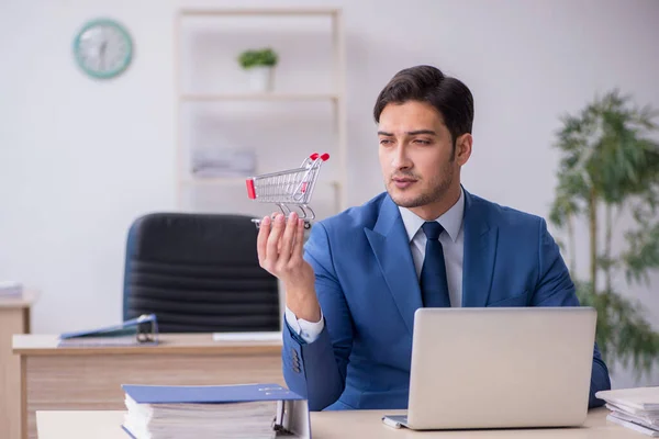 Junge männliche Angestellte sitzen im Büro — Stockfoto