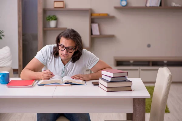 Junge männliche Studenten bereiten sich zu Hause auf Prüfungen vor — Stockfoto